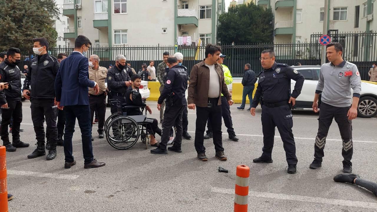 Antalya'da Eşiyle Birlikte Yürüdüğü Kaldırımda Silahlı Saldırıya Uğradı Antalya'da Eşiyle Birlikte Yürüdüğü Kaldırımda Silahlı Saldırıya Uğradı
