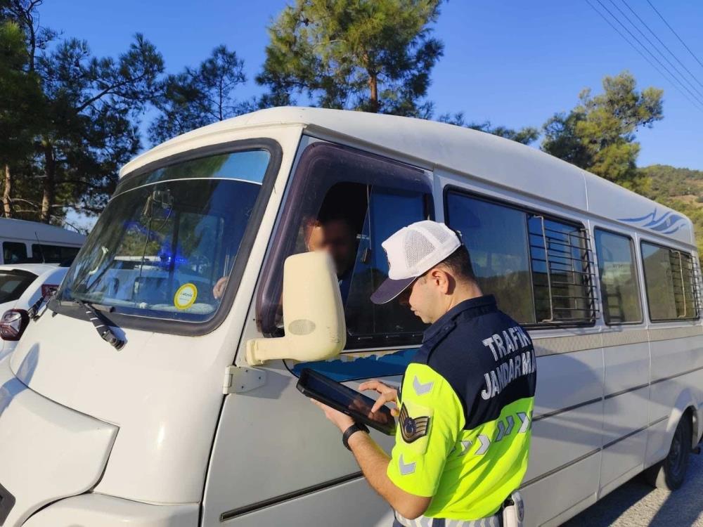 Mersin’de Jandarmadan Okul Servislerine Güvenlik Denetimi