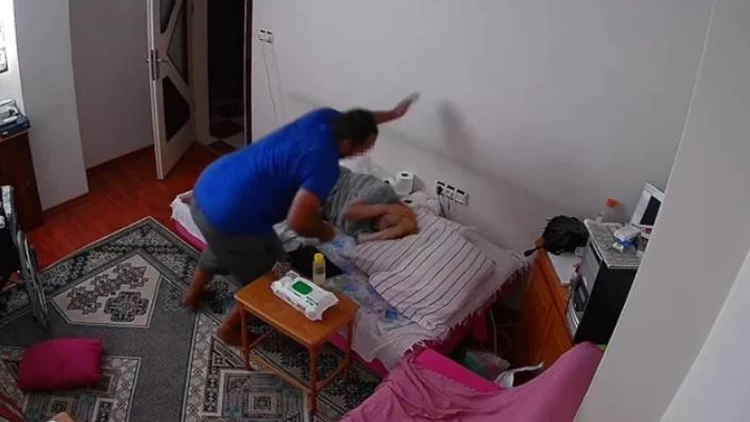 Doktor Olan Oğlu Tarafından Darbedilen Yaşlı Kadın Yaşam Mücadelesini Kaybetti Doktor Olan Oğlu Tarafından Darbedilen Yaşlı Kadın Yaşam Mücadelesini Kaybetti