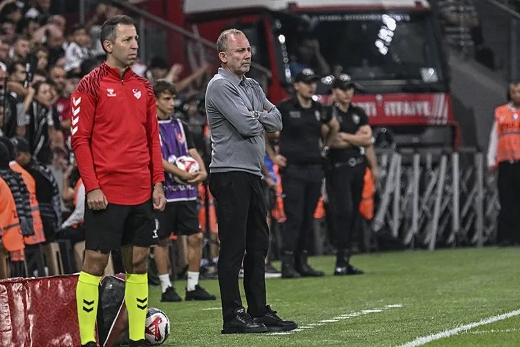 Beşiktaş'ta Orta Saha İçin Sergen Yalçın'dan Yeni Plan Beşiktaş'ta Orta Saha İçin Sergen Yalçın'dan Yeni Plan