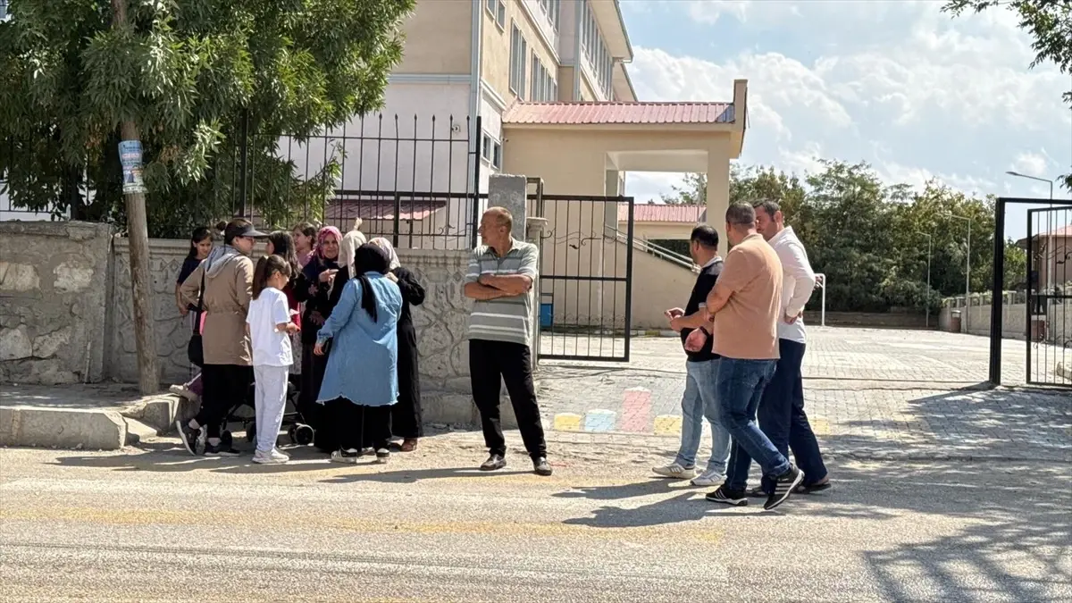 Van’da Okulu Basan Şahıs, Sınıfta Ders İşleyen Öğretmeni Bıçakladı Van’da Okulu Basan Şahıs, Sınıfta Ders İşleyen Öğretmeni Bıçakladı