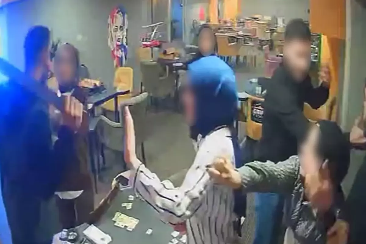 Oyun Salonunda Bıçaklı Tehdit Kameralara Yansıdı