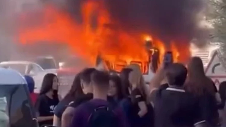 Mersin’de Öğrenci Servisi Yandı: Öğrenciler Zamanında Tahliye Edildi Mersin’de Öğrenci Servisi Yandı: Öğrenciler Zamanında Tahliye Edildi