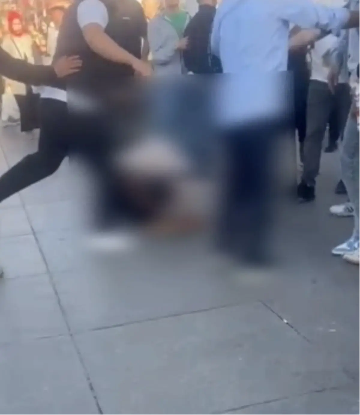 Bakırköy’de 16 Yaşındaki Kızın Gizlice Fotoğrafını Çeken Şüpheli Darbedildi Bakırköy’de 16 Yaşındaki Kızın Gizlice Fotoğrafını Çeken Şüpheli Darbedildi