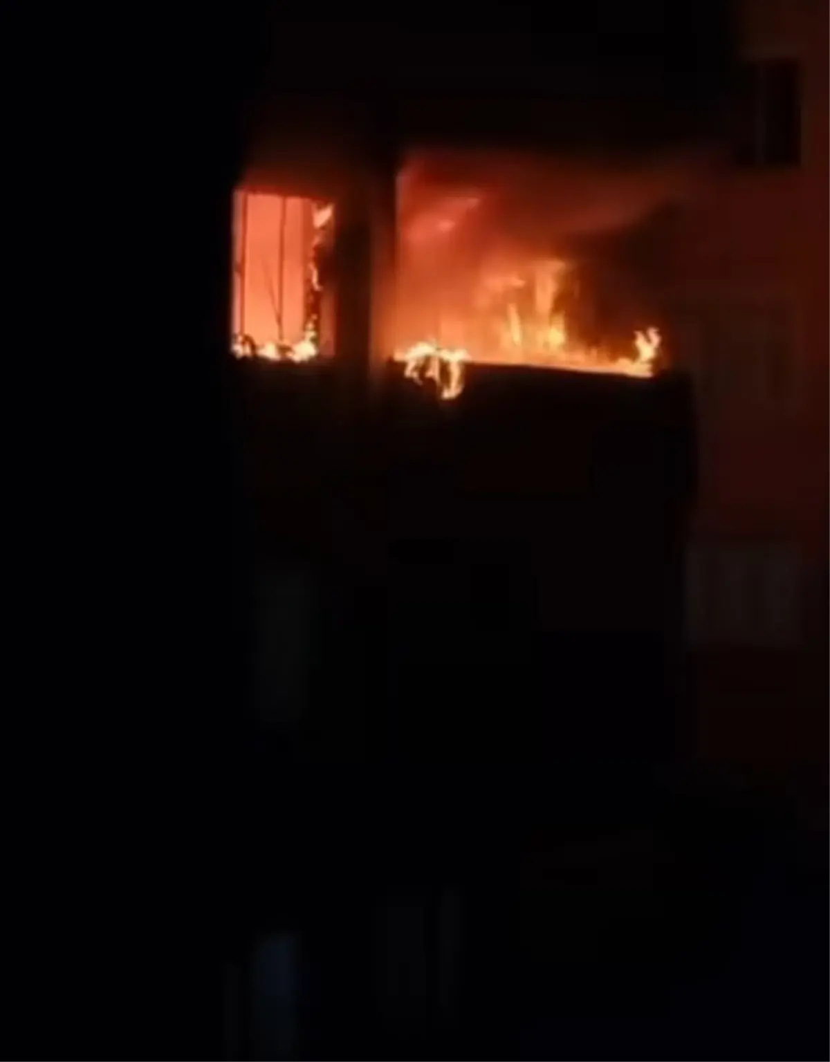 Eve Giren Ekipler 1’i Bebek 3 Kişinin Yanmış Cesetleriyle Karşılaştı