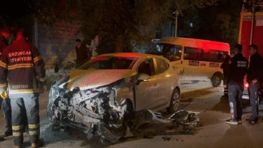 Erzincan'da Minibüs ile Otomobil Çarpıştı: Maddi Hasar Meydana Geldi Erzincan'da Minibüs ile Otomobil Çarpıştı: Maddi Hasar Meydana Geldi