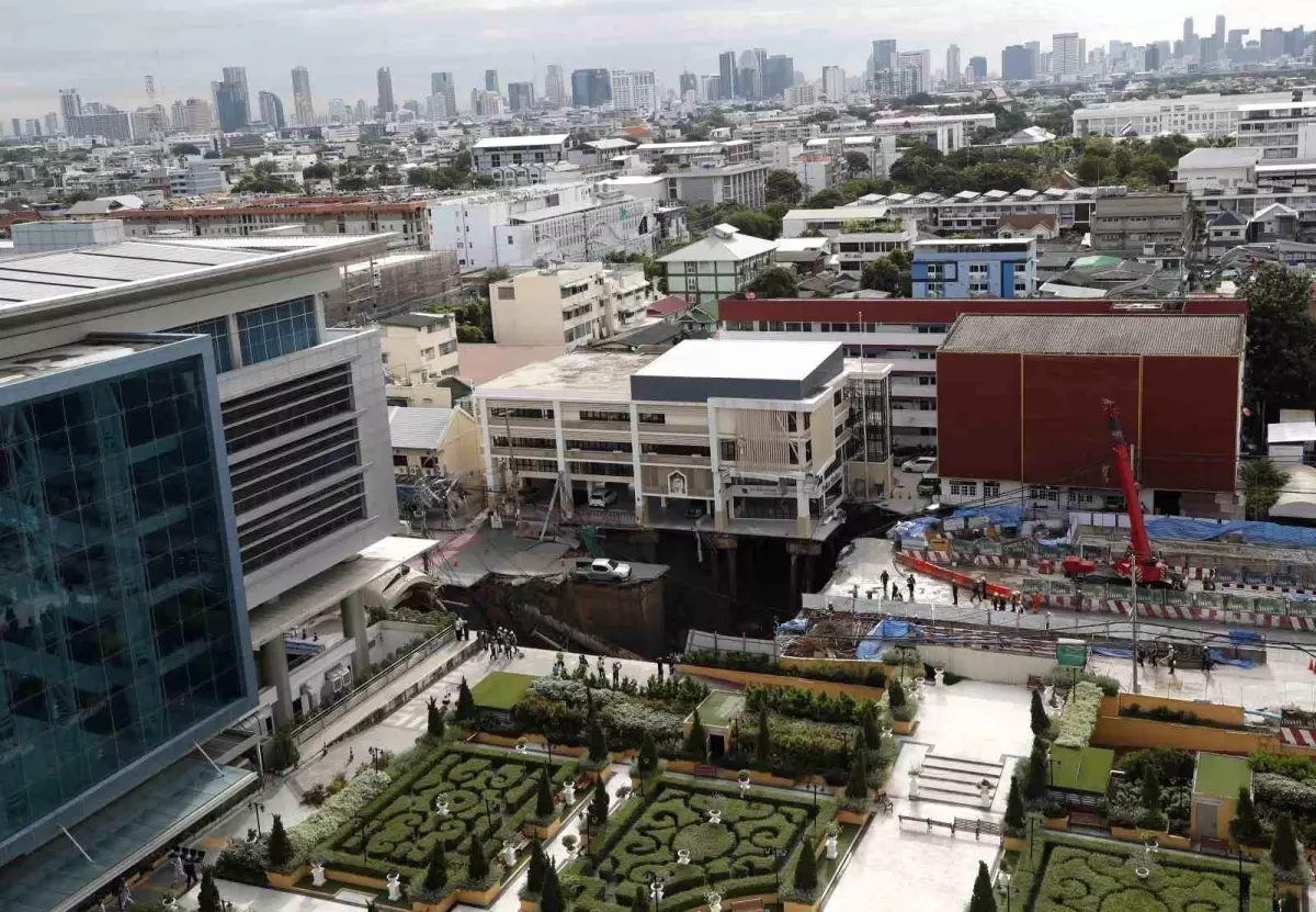 Bangkok’un Merkezinde Yol Çöktü: 50 Metrelik Dev Çukur Oluştu