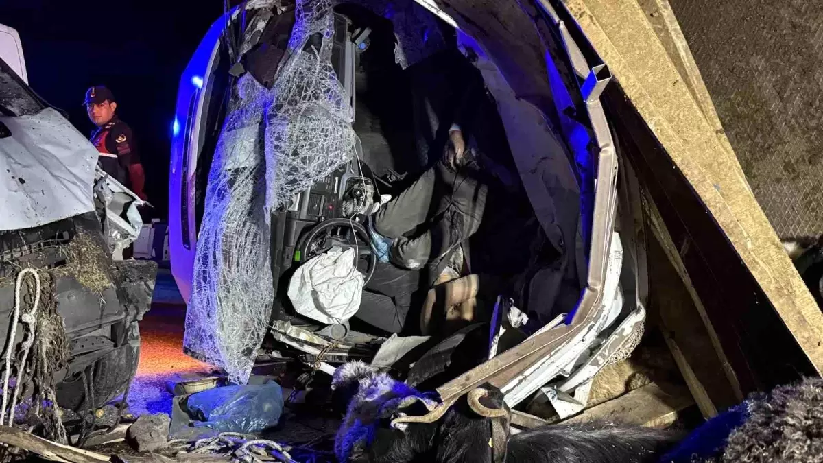 Diyarbakır Sur'da Kamyonetler Çarpıştı: 2 Kişi Hayatını Kaybetti, 1 Yaralı Diyarbakır Sur'da Kamyonetler Çarpıştı: 2 Kişi Hayatını Kaybetti, 1 Yaralı
