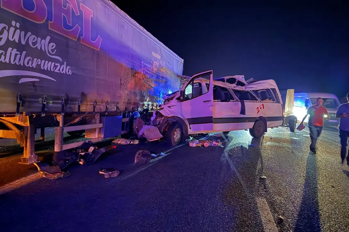 Tarsus'ta Tarım İşçilerini Taşıyan Minibüs TIR’a Çarptı: 3 Ölü, 16 Yaralı