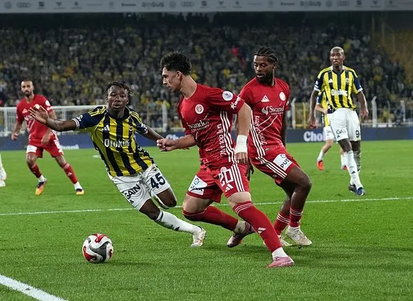 Fenerbahçe-Antalyaspor Maçındaki Penaltı Kararı Gündemde Fenerbahçe-Antalyaspor Maçındaki Penaltı Kararı Gündemde
