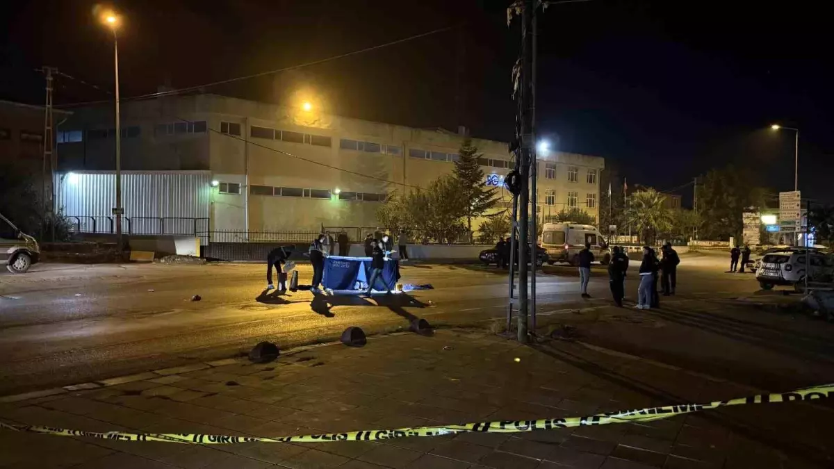 Arnavutköy'de Esrarengiz Cinayet: Polis Yeleği Giymiş Kişi Başından Vuruldu Arnavutköy'de Esrarengiz Cinayet: Polis Yeleği Giymiş Kişi Başından Vuruldu