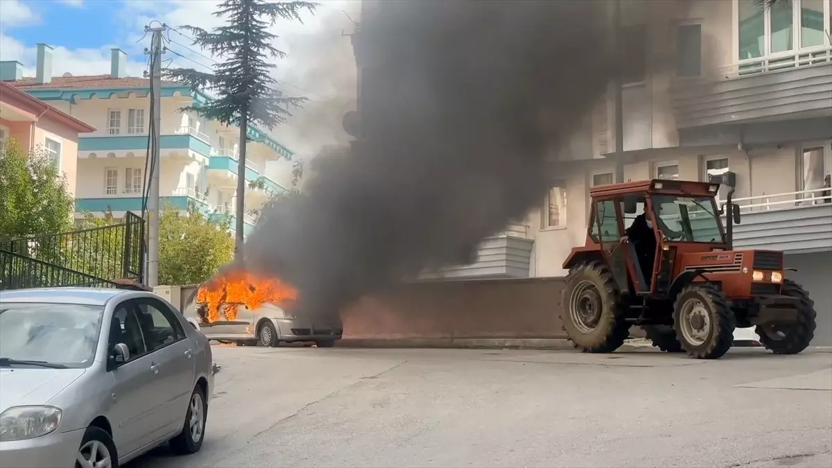 Çorum’da Tartışma Sonrası Otomobili Ateşe Veren Kadın Polis Tarafından Aranıyor Çorum’da Tartışma Sonrası Otomobili Ateşe Veren Kadın Polis Tarafından Aranıyor