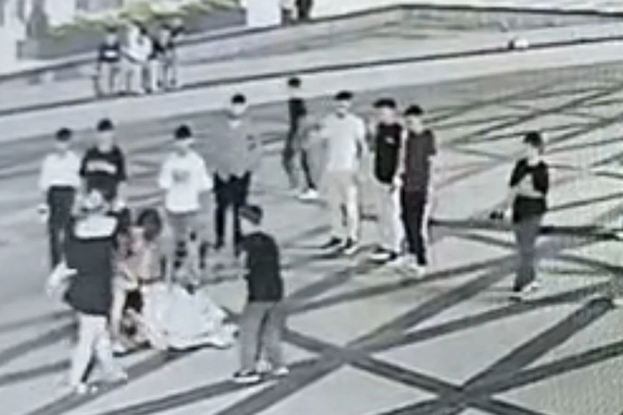 Bursa Kent Meydanı’nda Bıçaklı Kavga: 14 Yaşındaki Kız 3 Kişiyi Yaraladı