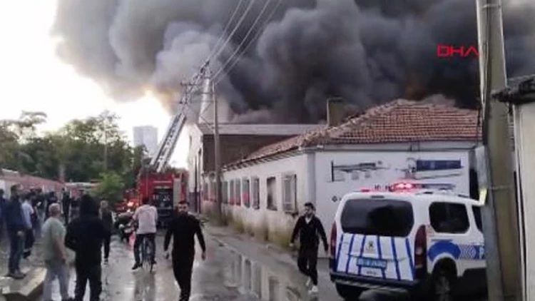 İzmir Bornova’da Depo Yangını: Yoğun Müdahale Sürüyor İzmir Bornova’da Depo Yangını: Yoğun Müdahale Sürüyor