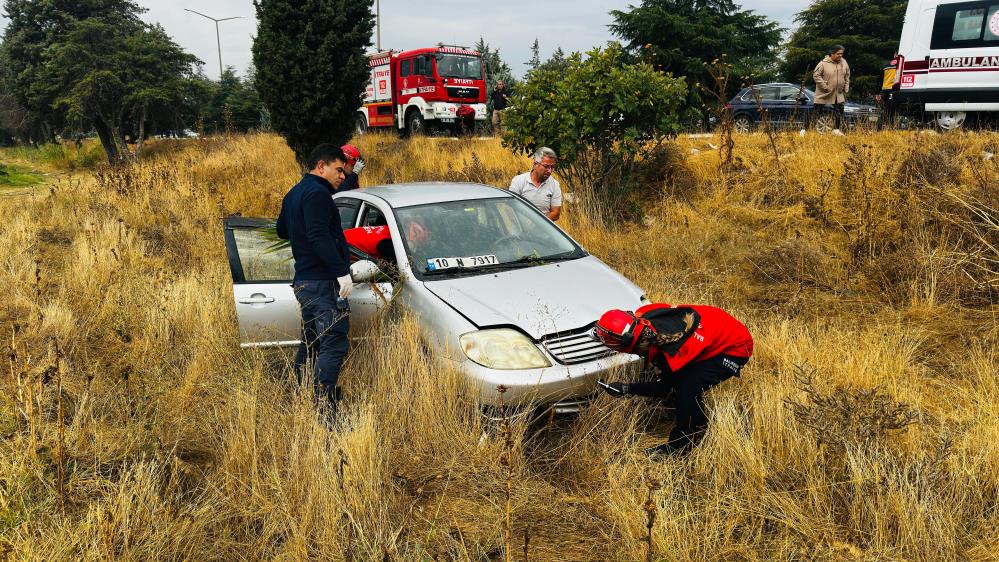 Balıkesir'de Yağmurda Kontrolden Çıkan Otomobil Şarampole Savruldu Balıkesir'de Yağmurda Kontrolden Çıkan Otomobil Şarampole Savruldu