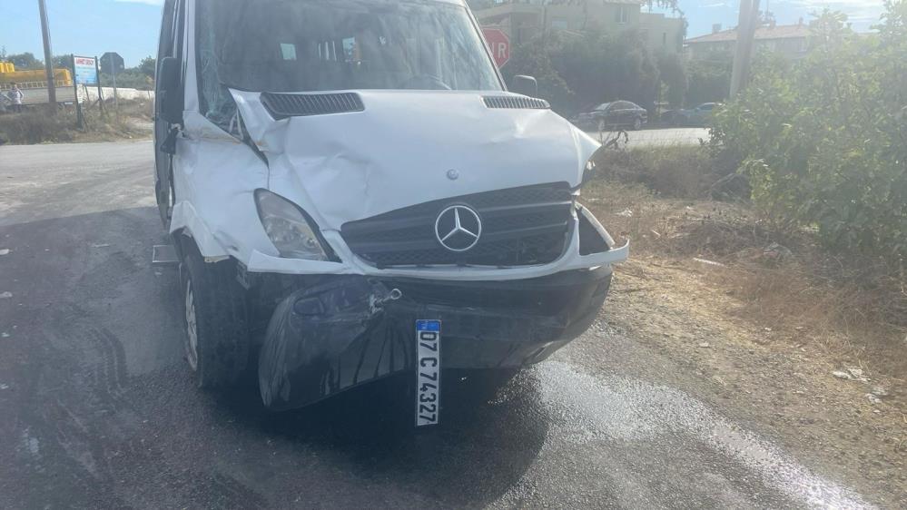 Antalya’da Okul Servisi ile Midibüs Çarpıştı: 7 Öğrenci Hastaneye Kaldırıldı