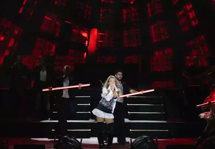 Hadise İzmir Konserinde Göz Kamaştırdı