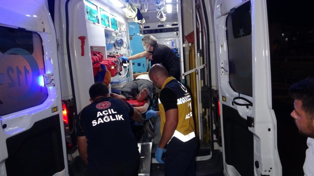 Tır ile Otomobil Çarpıştı: Sürücülerden Biri Sıkıştı, Diğeri Kazayı Yaralanmadan Atlattı