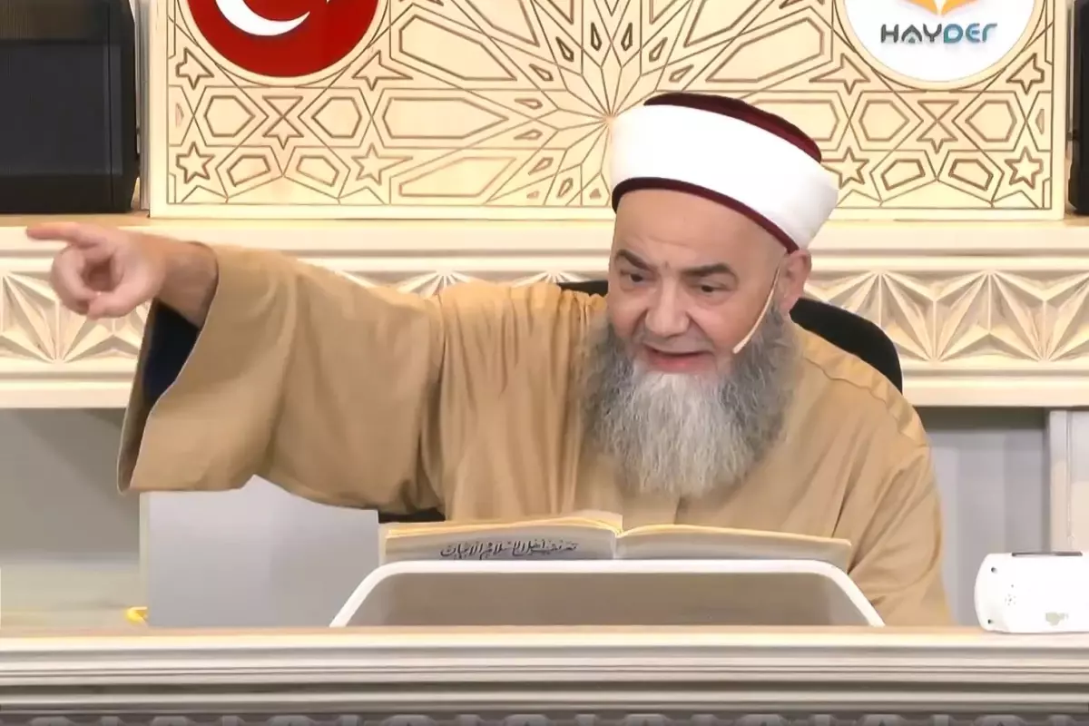 Cübbeli Ahmet Hoca Resmen Öfke Kustu: Şerefsizler, Dinleyin! Cübbeli Ahmet Hoca Resmen Öfke Kustu: Şerefsizler, Dinleyin!