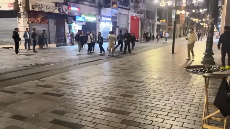 Taksim İstiklal Caddesi’nde Gece Saatlerinde Kavga Anları Kamerada