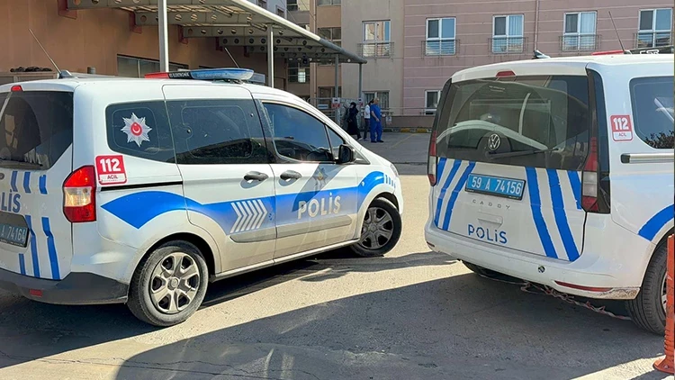 Cenaze Evi Sessizliğini Silah Sesleri Böldü: 2 Kişi Hayatını Kaybetti, 2 Yaralı Cenaze Evi Sessizliğini Silah Sesleri Böldü: 2 Kişi Hayatını Kaybetti, 2 Yaralı