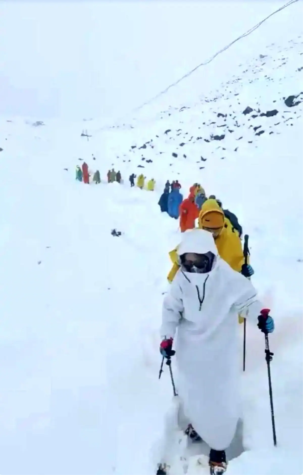 Everest Dağı'nda Mahsur Kalan 1000 Kişi İçin Zorlu Kurtarma Başladı Everest Dağı'nda Mahsur Kalan 1000 Kişi İçin Zorlu Kurtarma Başladı