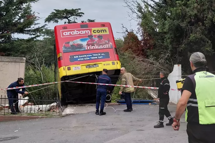 Üsküdar’da Kontrolden Çıkan İETT Otobüsü İstinat Duvarına Çarptı