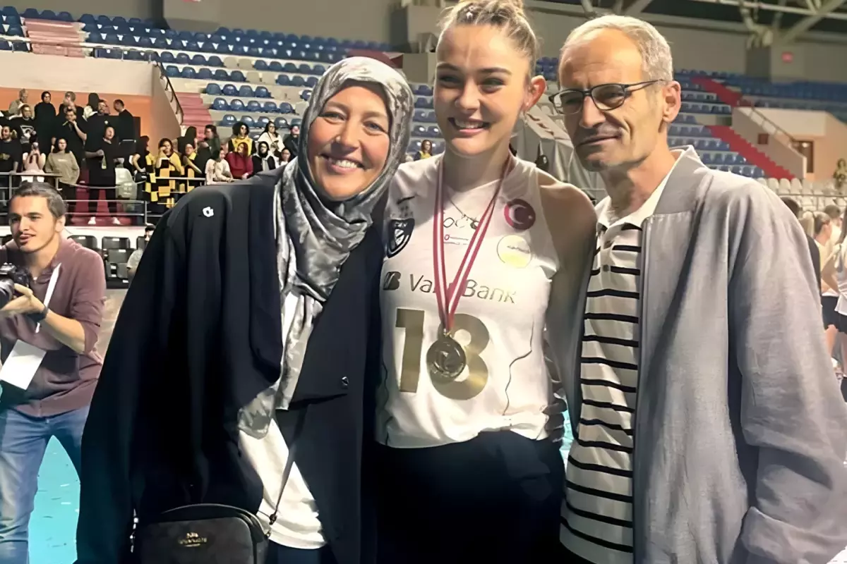 Zehra Güneş'ten Unutulmayan Bir Anı: "Ailem Her Zaman Yanımdaydı" Zehra Güneş'ten Unutulmayan Bir Anı: "Ailem Her Zaman Yanımdaydı"