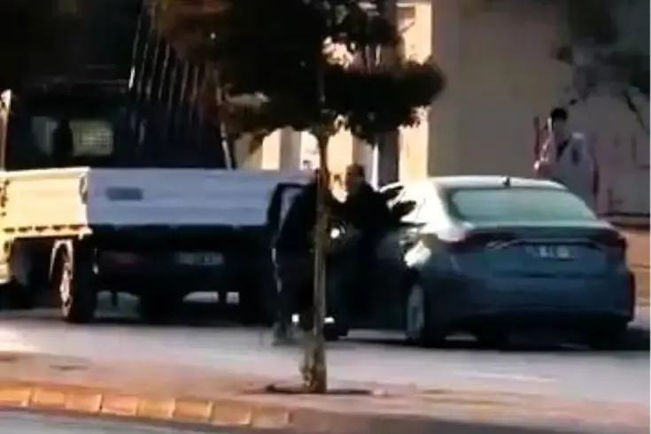 Okul Müdürü Evinden Çocuklarıyla Çıkarken Silahlı Saldırıya Uğradı Okul Müdürü Evinden Çocuklarıyla Çıkarken Silahlı Saldırıya Uğradı