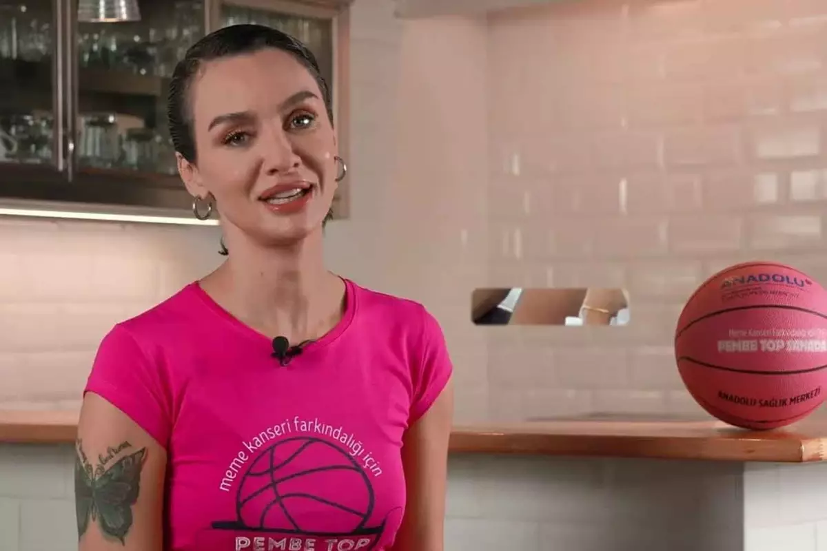 Birce Akalay Maçta Test Sonucunu Öğrendi: Sahada Farkındalık, Kuliste Gerginlik Birce Akalay Maçta Test Sonucunu Öğrendi: Sahada Farkındalık, Kuliste Gerginlik