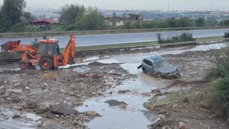 Hatay'da Heyelan Otoyolu Kapattı, Araçlar Yolda Kaldı