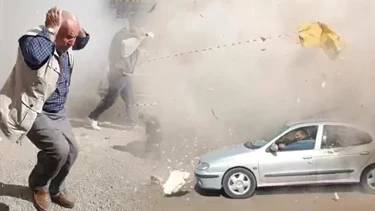 Elbistan’da Yıkım Sırasında Tehlike: Molozlar Araç ve Yayalara İsabet Etti Elbistan’da Yıkım Sırasında Tehlike: Molozlar Araç ve Yayalara İsabet Etti
