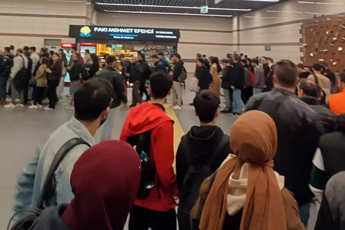 Samandıra Metrosunda Uzayan Kuyruklar Tepki Çekiyor