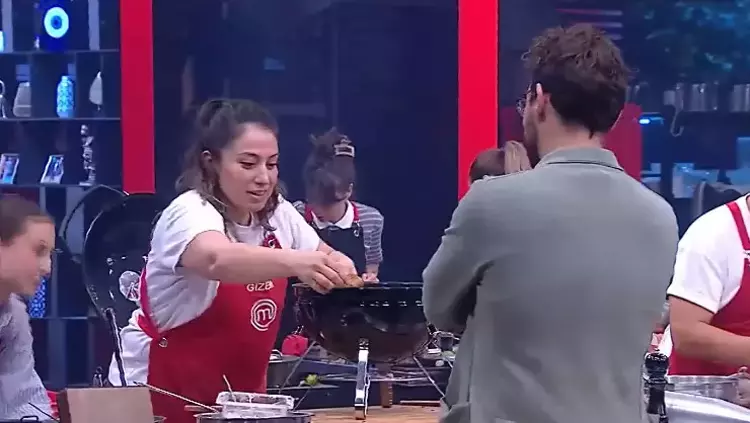 MasterChef Türkiye'de Renkli Anlar: Gizem’in Pratik Çözümü Şefleri Güldürdü MasterChef Türkiye'de Renkli Anlar: Gizem’in Pratik Çözümü Şefleri Güldürdü
