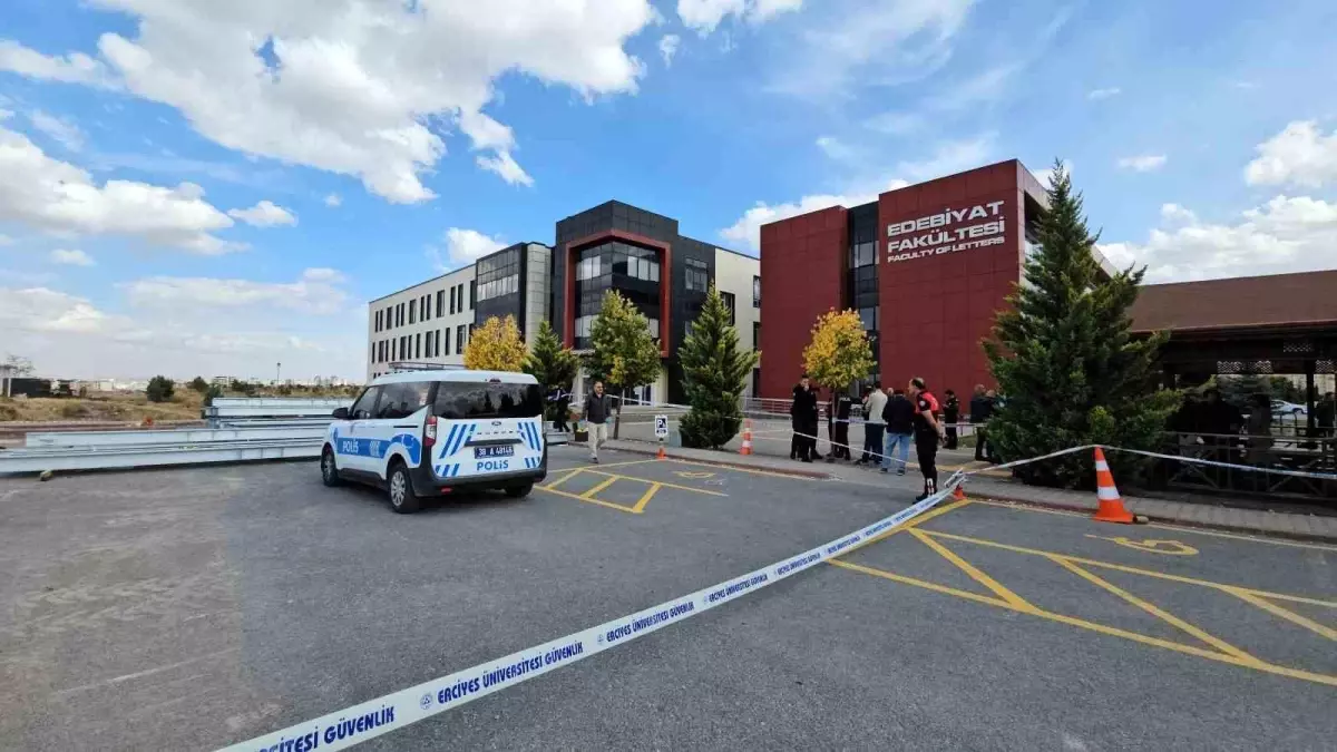 Üniversitede Kadın Cinayeti: Fakülte Önünde Eski Eşi Öldürdü Üniversitede Kadın Cinayeti: Fakülte Önünde Eski Eşi Öldürdü
