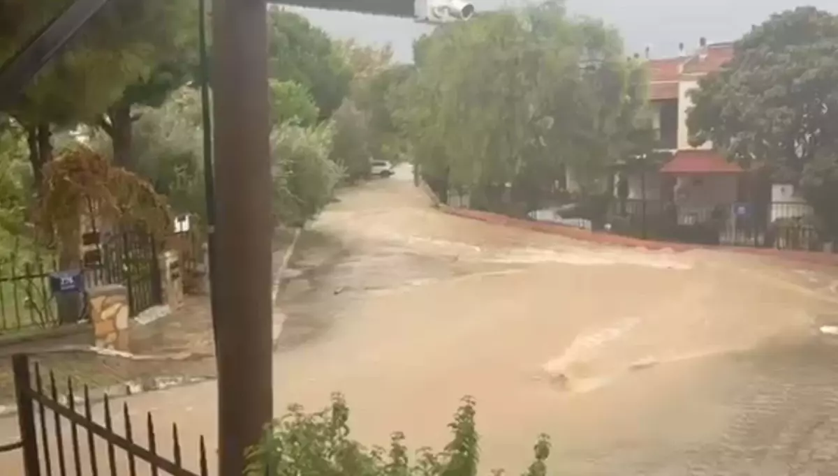 Foça’da Şiddetli Yağış Hayatı Olumsuz Etkiledi
