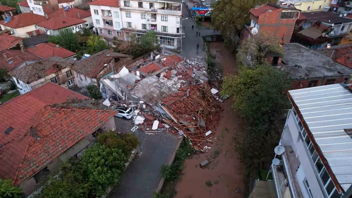 Sındırgı'da Meydana Gelen Depremin İzleri Gün Işığıyla Görüldü