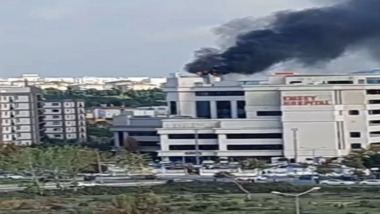 Pendik'te Hastane Çatısında Yangın: Dumanlar Semayı Kapladı