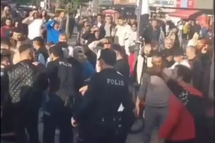 Liseli 2 Kıza Sözlü Tacizde Bulunup, Esnafa Bıçak Çeken Şüpheli Tutuklandı Liseli 2 Kıza Sözlü Tacizde Bulunup, Esnafa Bıçak Çeken Şüpheli Tutuklandı