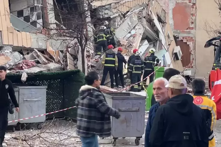 Gebze'de 6 Katlı Bina Çöktü: Enkaz Altında Kalanlara Ulaşılmaya Çalışılıyor Gebze'de 6 Katlı Bina Çöktü: Enkaz Altında Kalanlara Ulaşılmaya Çalışılıyor