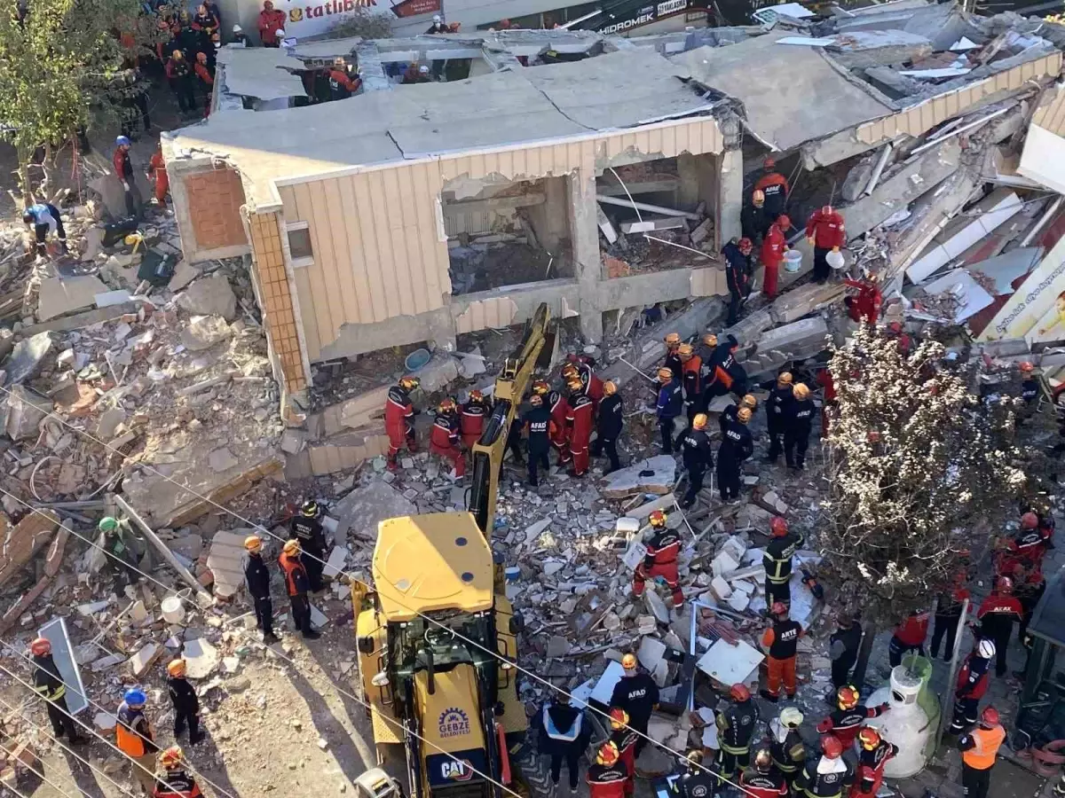 Gebze’de Çöken Binada Enkaz Altındaki Ailenin Kimlikleri Belli Oldu Gebze’de Çöken Binada Enkaz Altındaki Ailenin Kimlikleri Belli Oldu