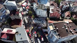 Gebze'de yıkılan binanın etrafındaki 8 bina tahliye edilerek mühürlendi