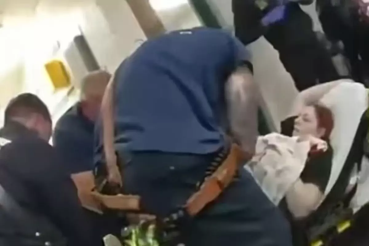 Kadın Öğretmen Sınıfta Silahlı Saldırıya Uğradı