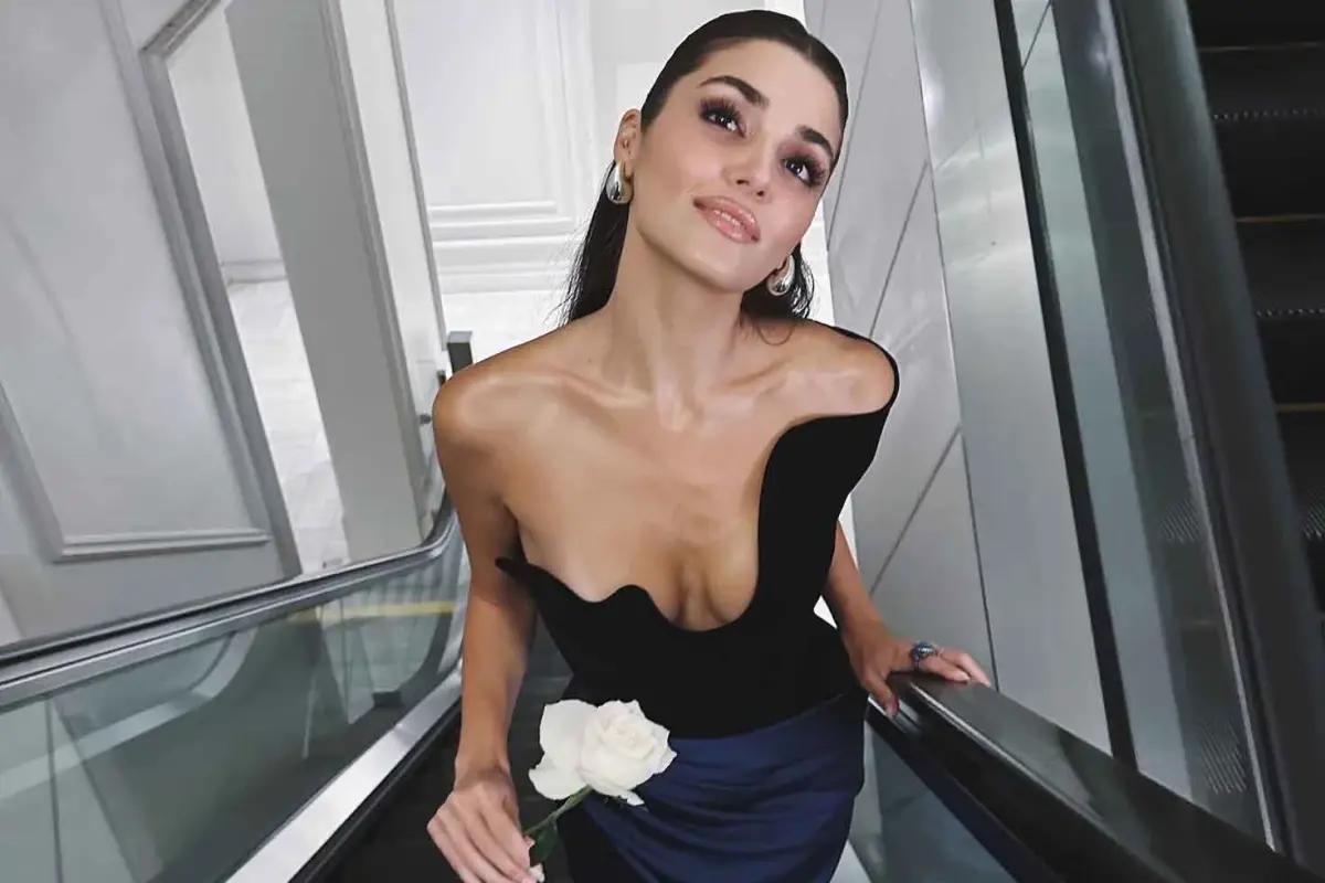 Hande Erçel'den Cadılar Bayramı'na Renkli Paylaşım Hande Erçel'den Cadılar Bayramı'na Renkli Paylaşım