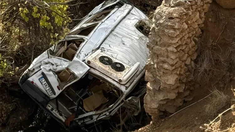 Konya'da Öğrenci Servisi Uçuruma Devrildi: 14 Kişi Hastaneye Kaldırıldı Konya'da Öğrenci Servisi Uçuruma Devrildi: 14 Kişi Hastaneye Kaldırıldı