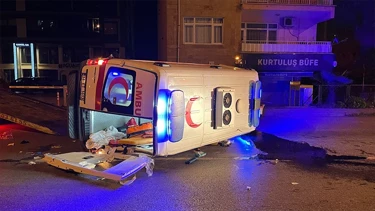 Samsun’da Ambulans Devrildi: 5 Kişi Yaralandı Samsun’da Ambulans Devrildi: 5 Kişi Yaralandı
