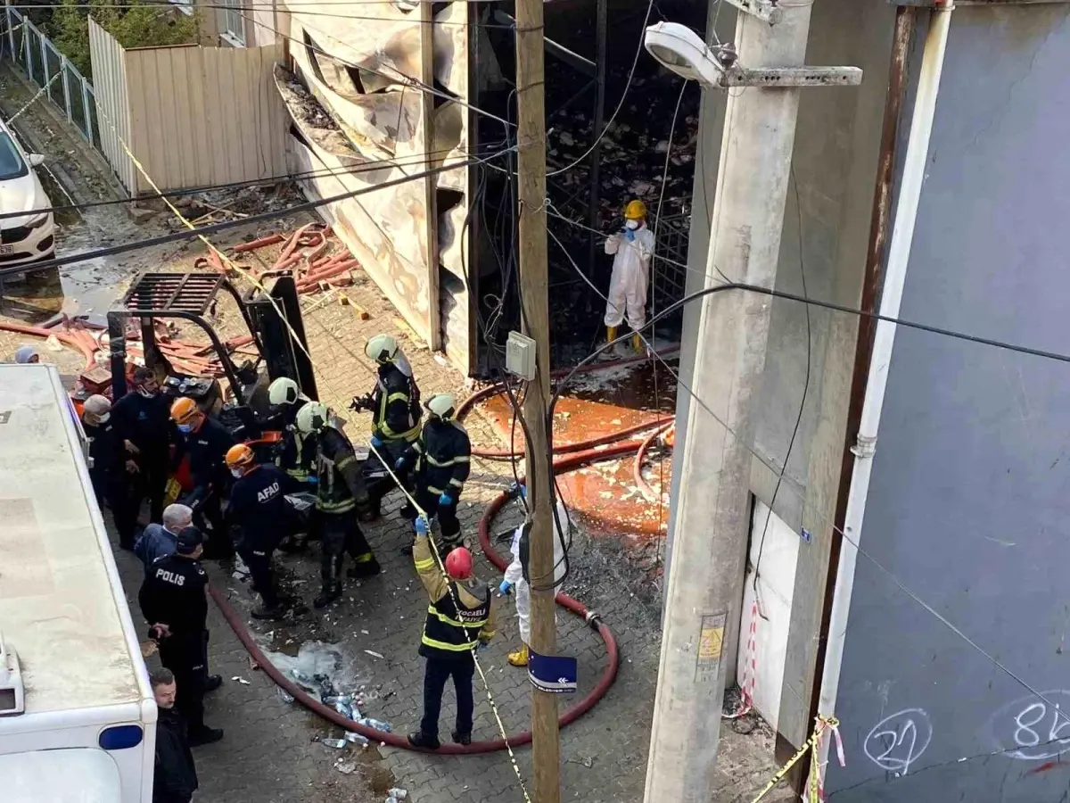Kocaeli'de Yangın Faciası: Parfüm Tesisindeki Hasar Dronla Görüntülendi Kocaeli'de Yangın Faciası: Parfüm Tesisindeki Hasar Dronla Görüntülendi
