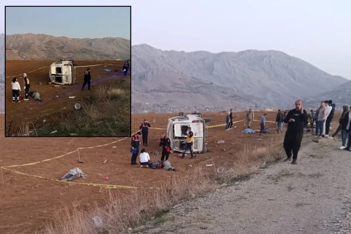 Kahramanmaraş'ta İşçi Servisi Devrildi: 2 Kişi Hayatını Kaybetti, 7 Yaralı Kahramanmaraş'ta İşçi Servisi Devrildi: 2 Kişi Hayatını Kaybetti, 7 Yaralı