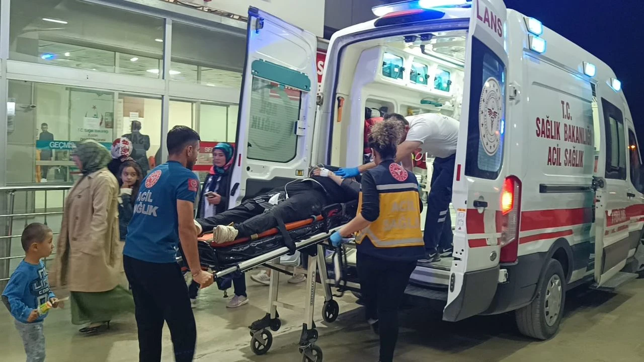 Kozan’da Motosiklet Bariyerlere Çarptı: Sürücü Hastaneye Kaldırıldı Kozan’da Motosiklet Bariyerlere Çarptı: Sürücü Hastaneye Kaldırıldı