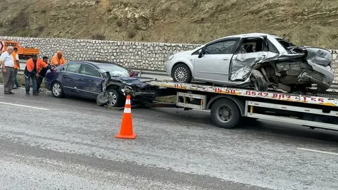 Samsun’da Zincirleme Kaza: 4 Kişi Yaralandı Samsun’da Zincirleme Kaza: 4 Kişi Yaralandı